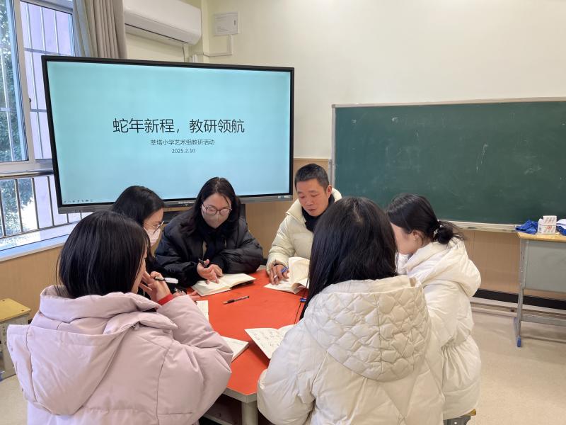 艺术组七认真培训.jpg